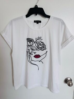 On 12th White Floral Face Graphic Tee,L 🦋